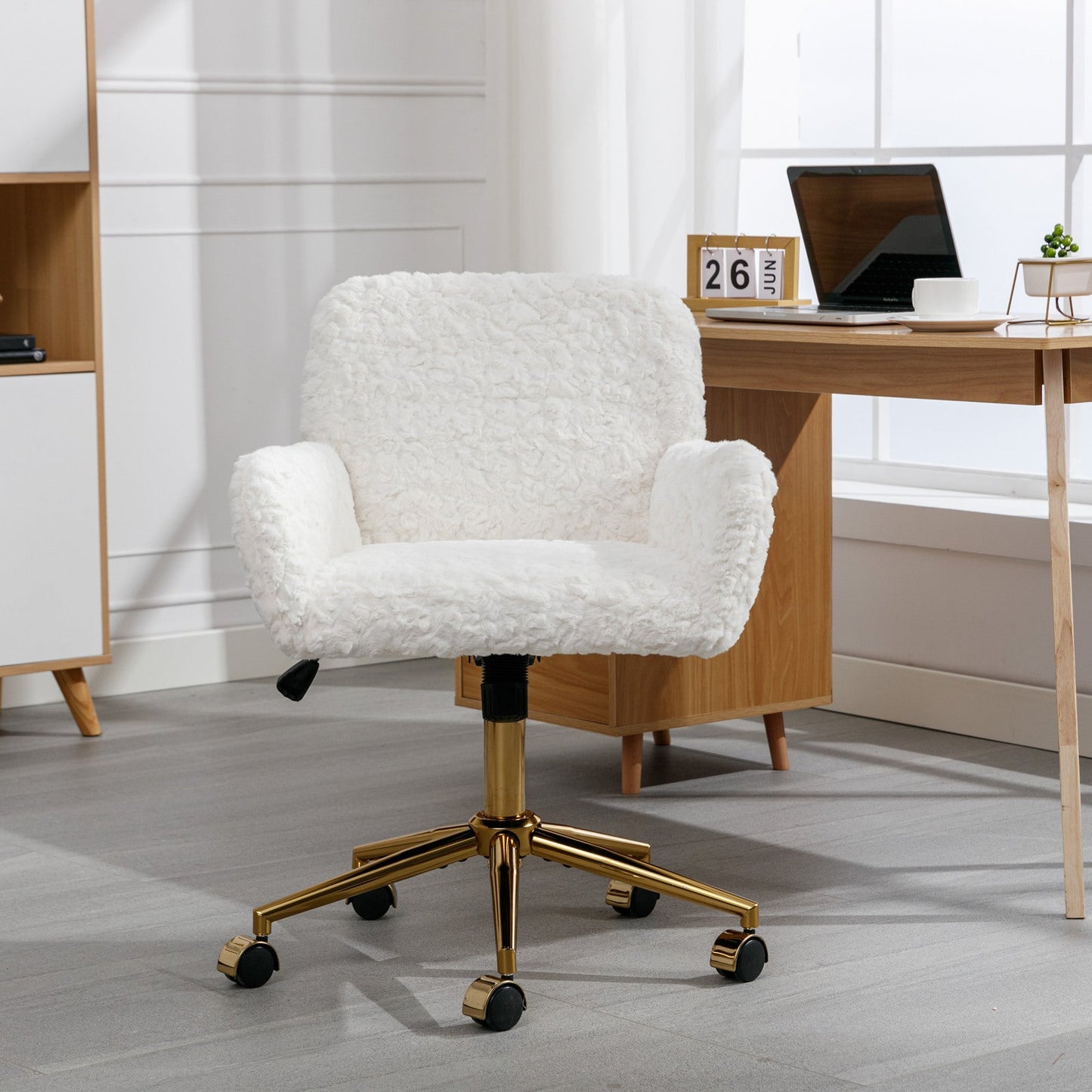 Chaise de bureau ajustable beige avec base en métal doré