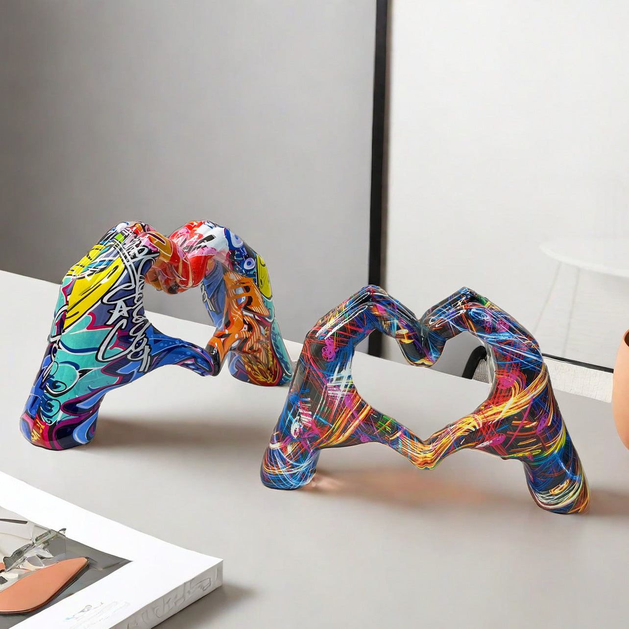 Internet celebrity graffiti, love gesture ornaments, home living rooms, offices, desktop exhibition halls, resin handicrafts, decorative products - Korvel