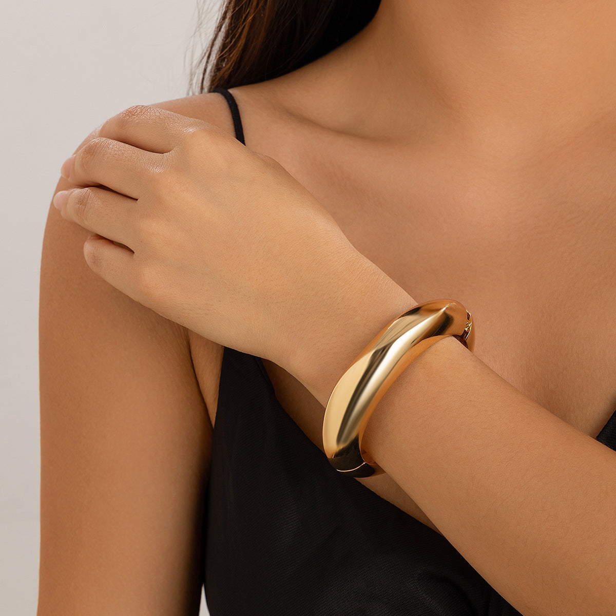 Fashionable pleated concave pearl bracelet with light luxury and metallic feel Bracelet wide face - Korvel