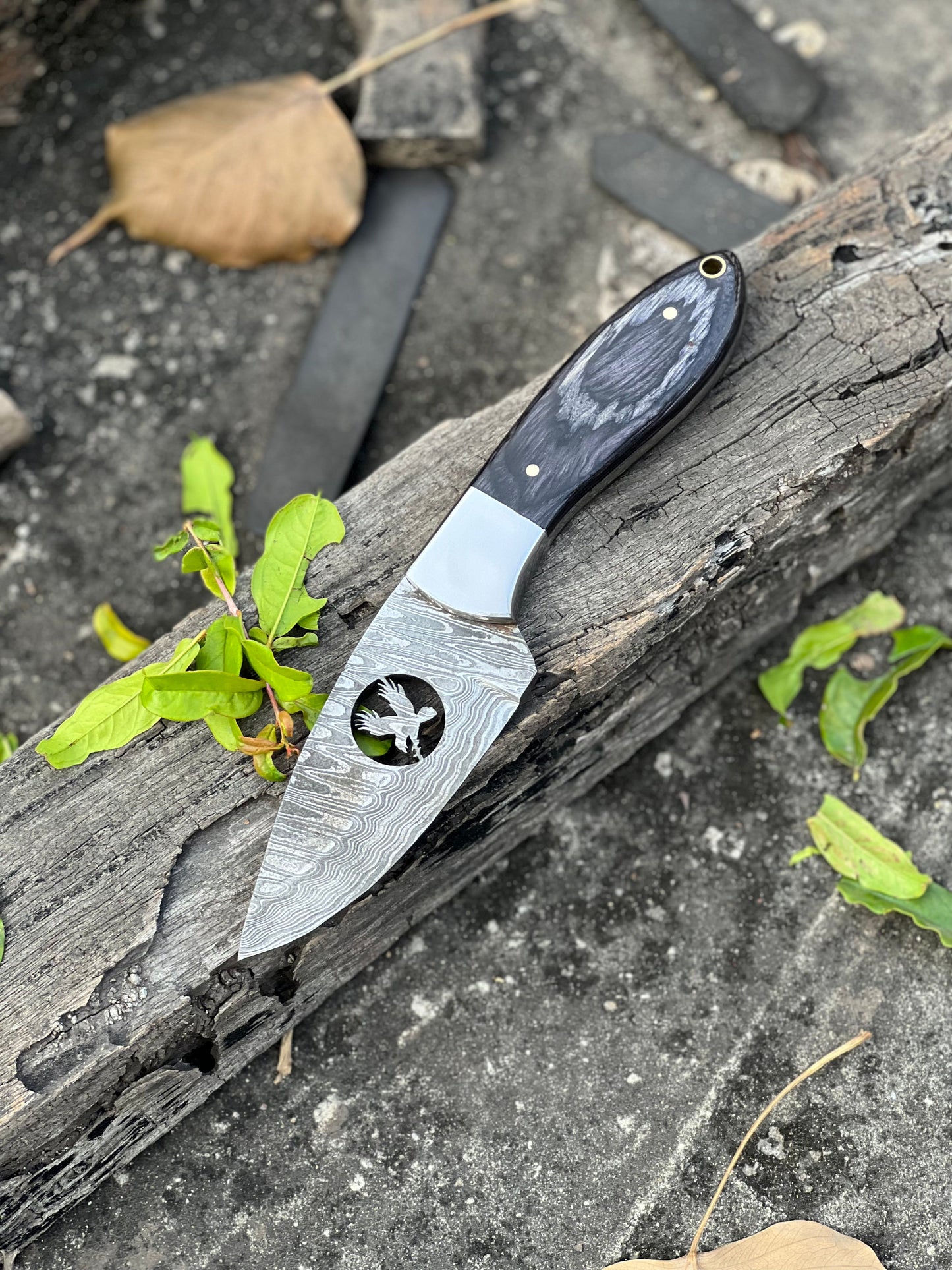 Custom Damascus Steel Fixed Blade Knife - Perfect for Hunting - Korvel