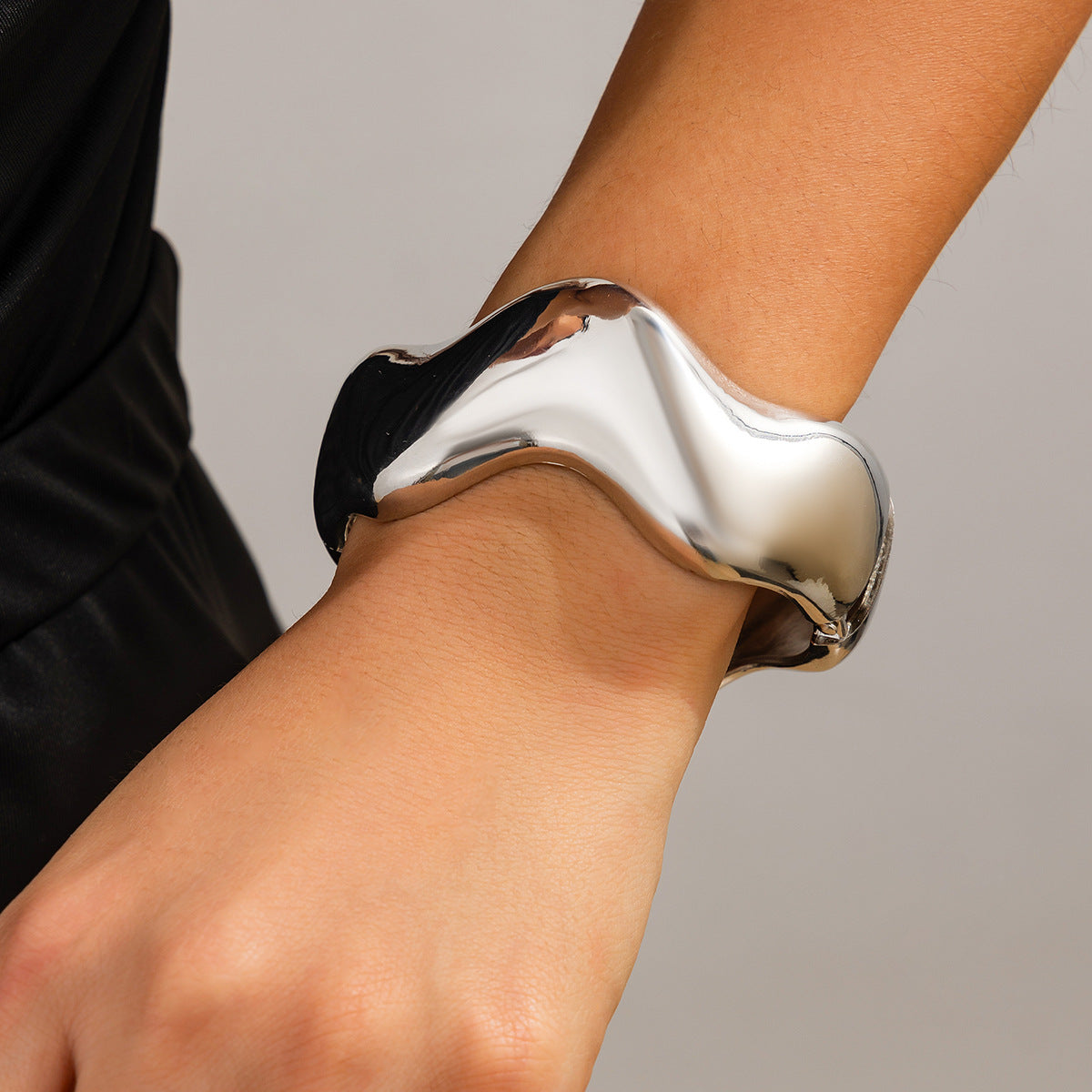 Fashionable metal curved spring bracelet, casual irregular Bracelet set - Korvel