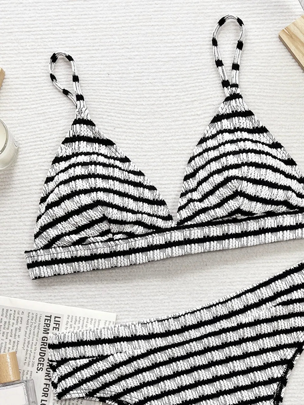 Ensemble de maillot de bain deux pièces à rayures en V
