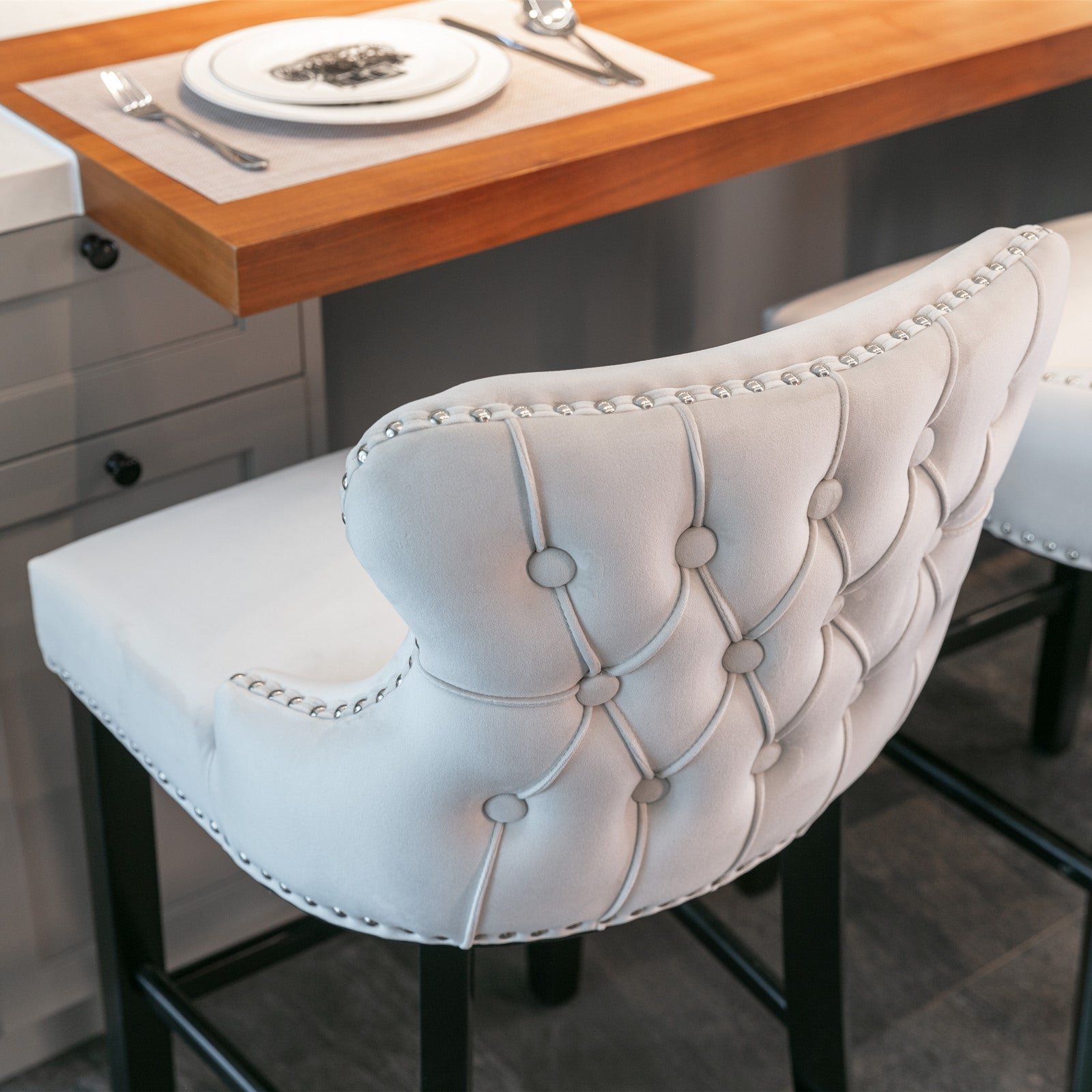 Velvet padded wing back bar stool with button tuft decoration and wooden leg chrome nail head decoration 2-piece set (beige) - Korvel