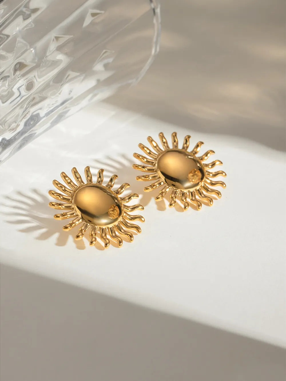 Pendientes de Stud de Sol de Acero Inoxidable Baño en Oro de 18K