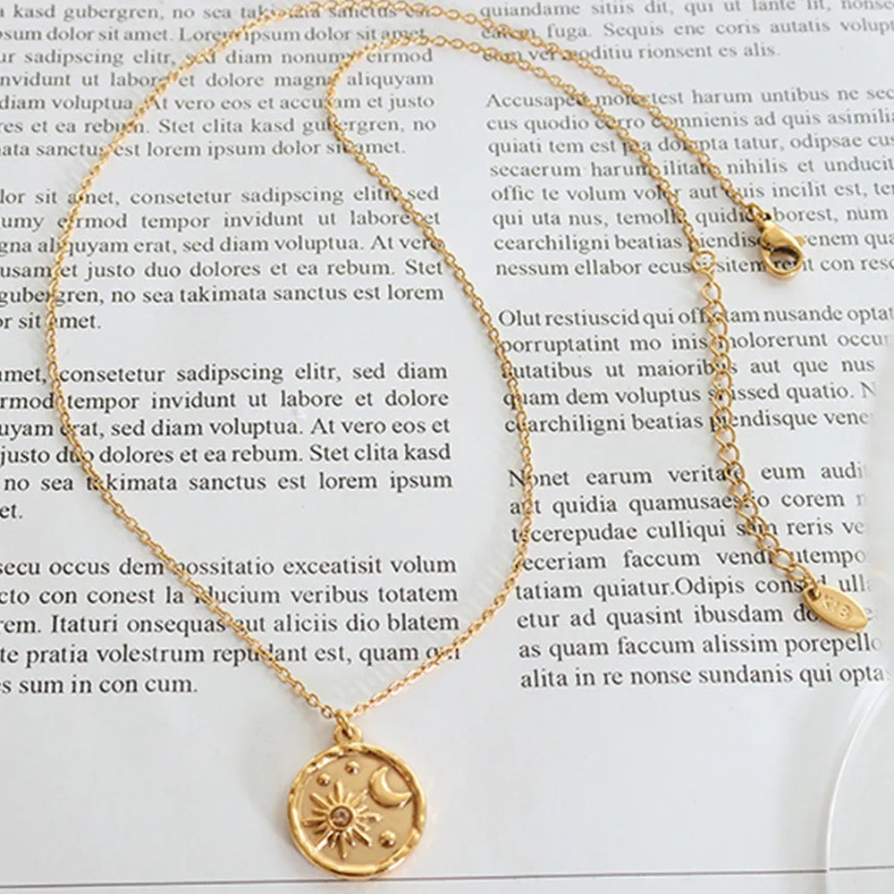 Collar de Estrella y Luna de Circón - Acero de Titanio Baño de Oro