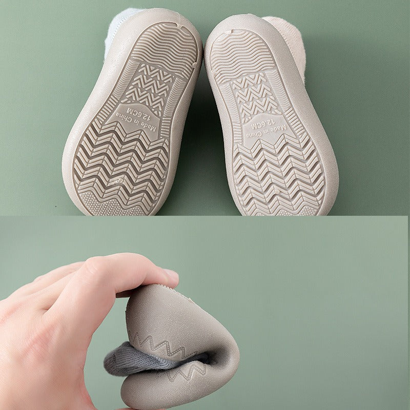 Chaussures de sol souples pour bébés avec chaussettes pour les premiers pas