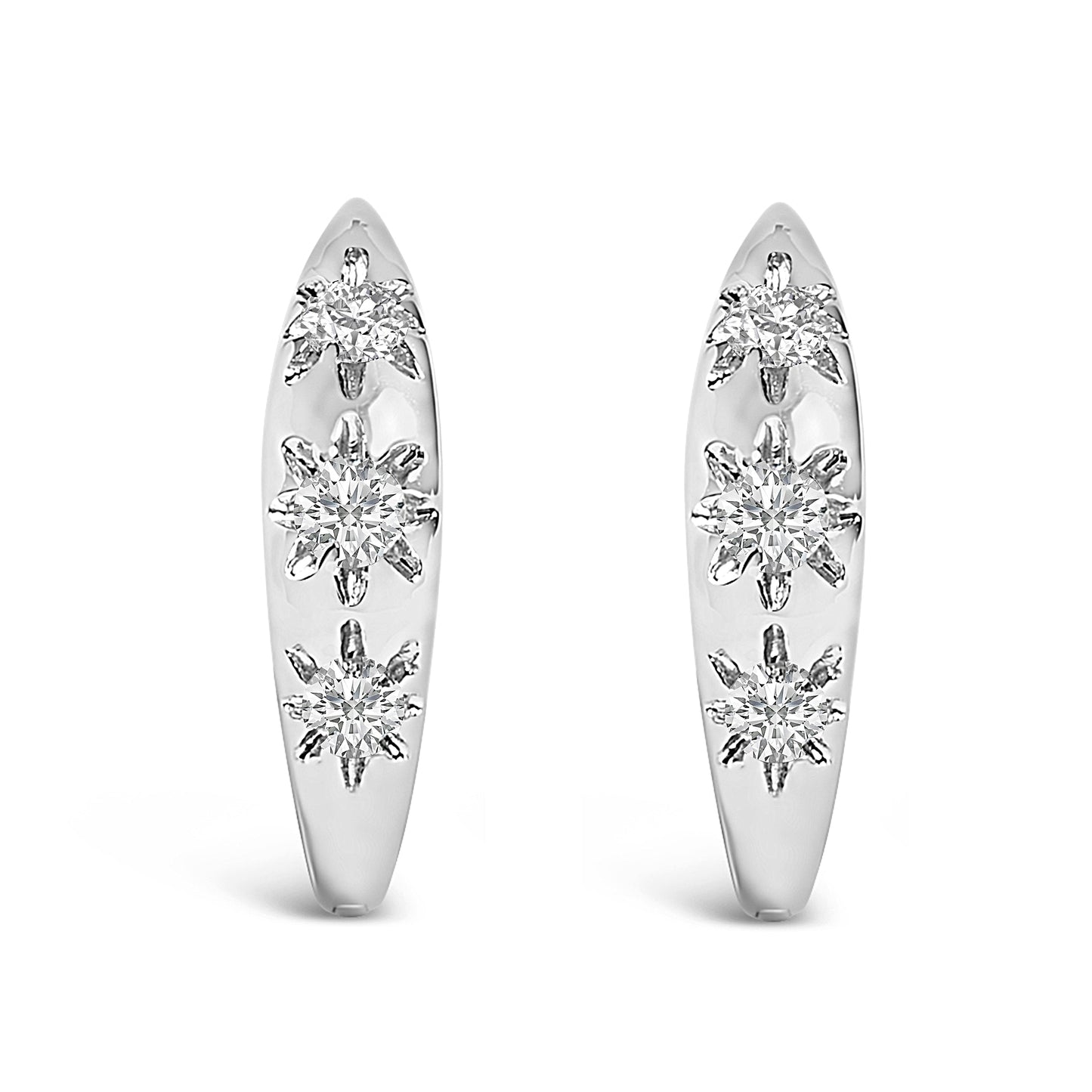 Pendientes de aro huggie de diamantes cultivados en laboratorio de oro blanco de 10 quilates con tre