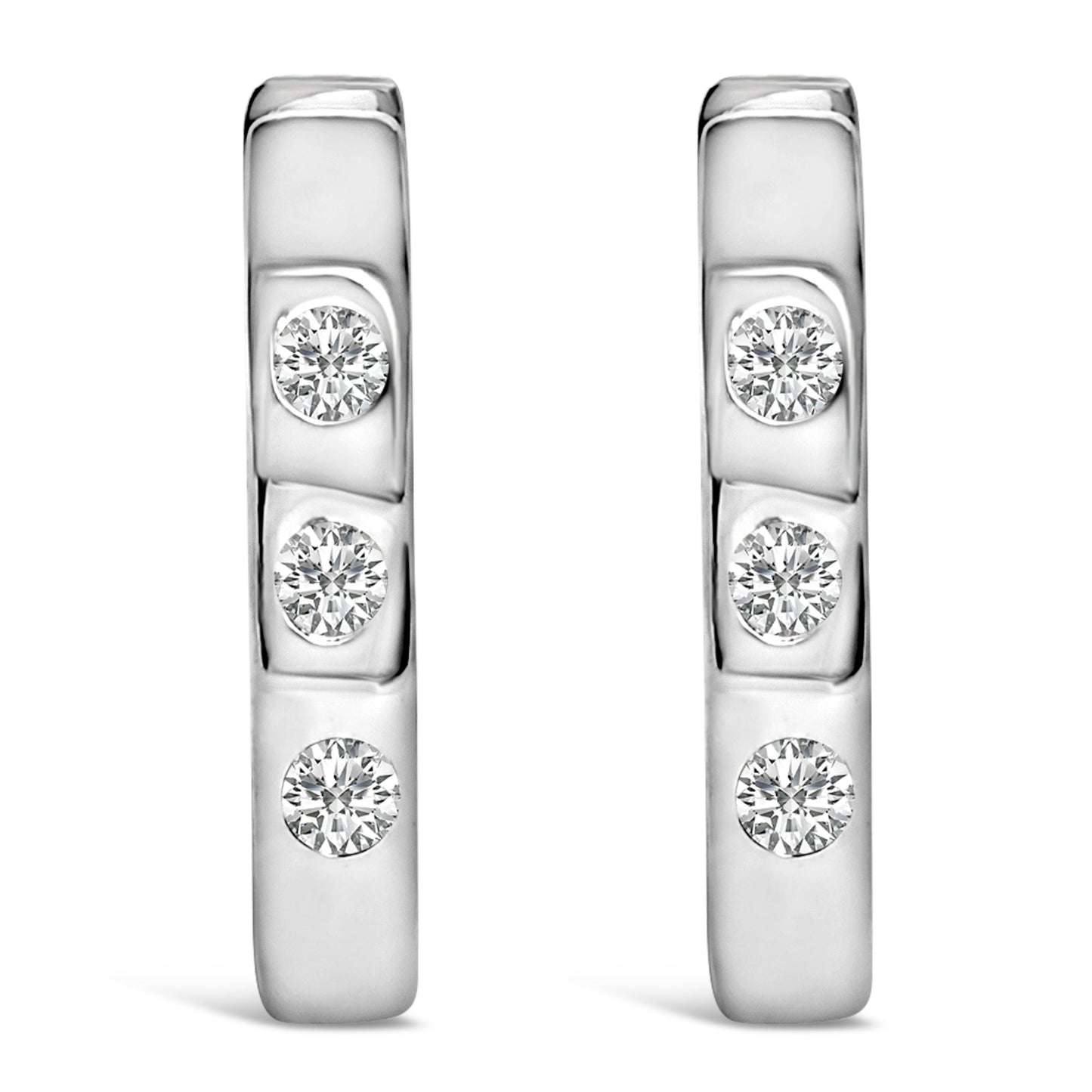 Pendientes de aro huggie ovalados de diamantes cultivados en laboratorio de oro blanco de 10 quilate