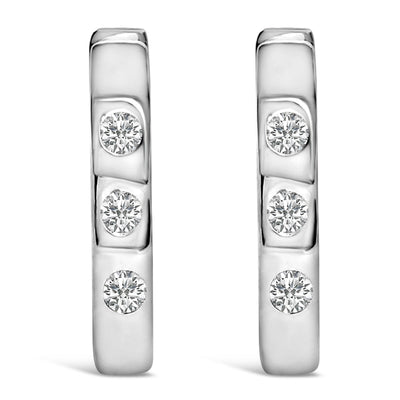 Pendientes de aro huggie ovalados de diamantes cultivados en laboratorio de oro blanco de 10 quilate