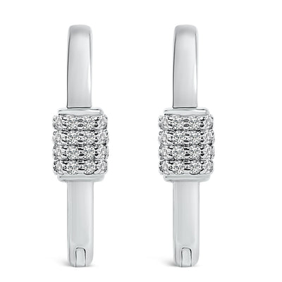 Pendientes de aro huggie en forma de corazón de diamante cultivado en laboratorio de oro blanco de 1
