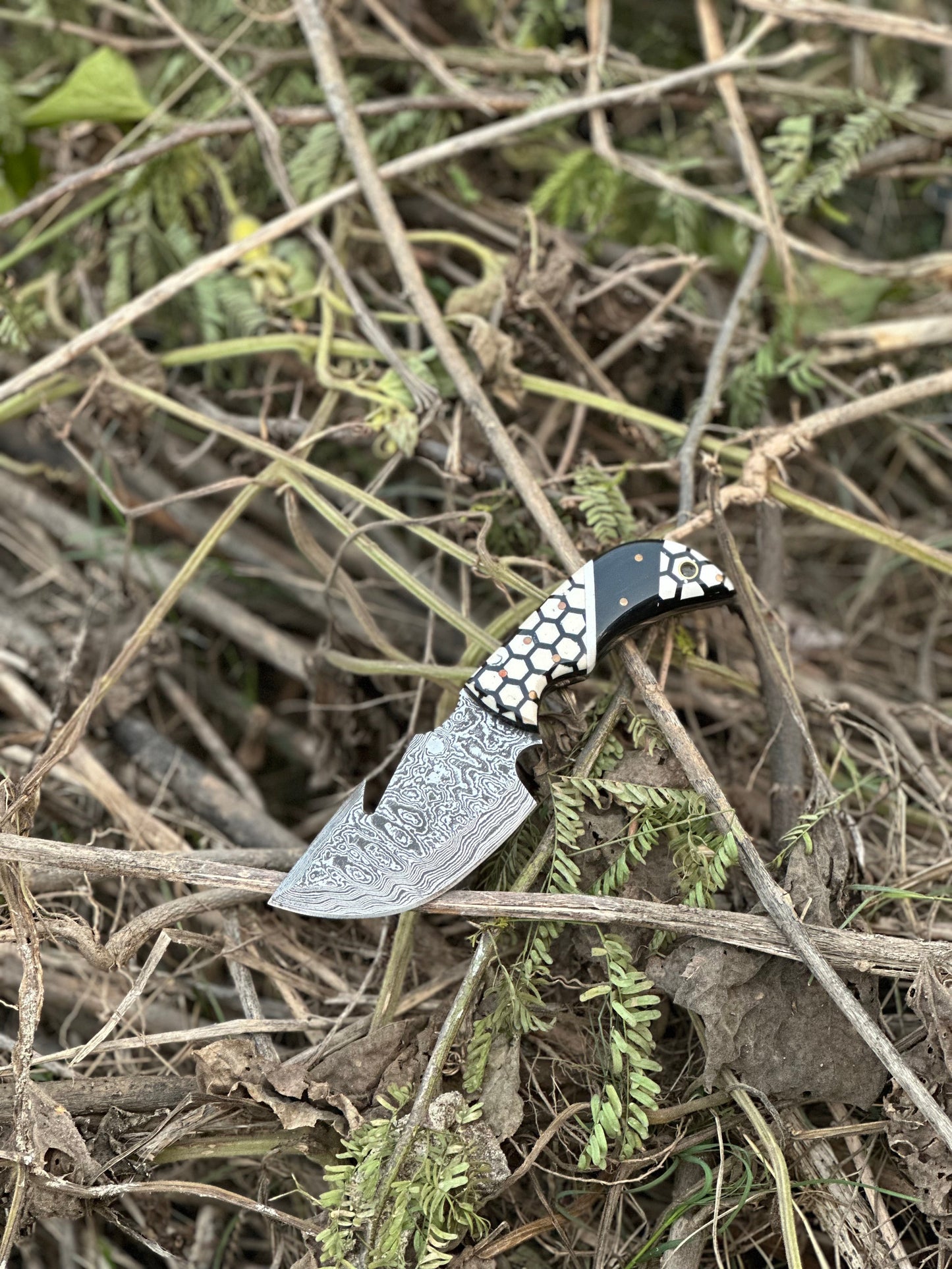 Artisan Crafted Damascus Steel Guthook Skinning Knife with Unique Resin Handle - 7.5” Blade & Leather Sheath - Korvel