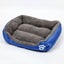 Cama para mascotas de felpa suave y acogedora con fondo impermeable