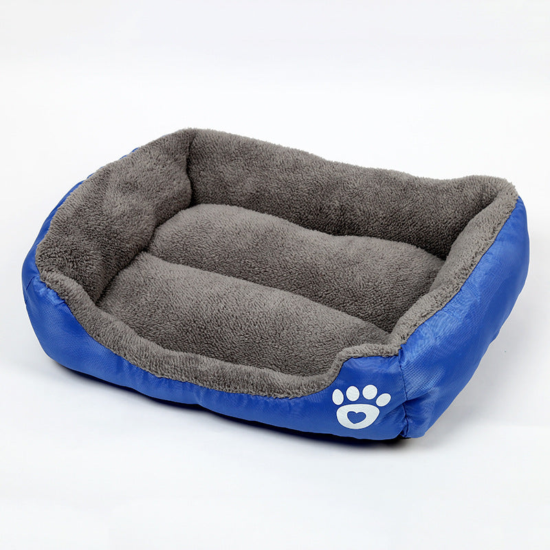 Cama para mascotas de felpa suave y acogedora con fondo impermeable