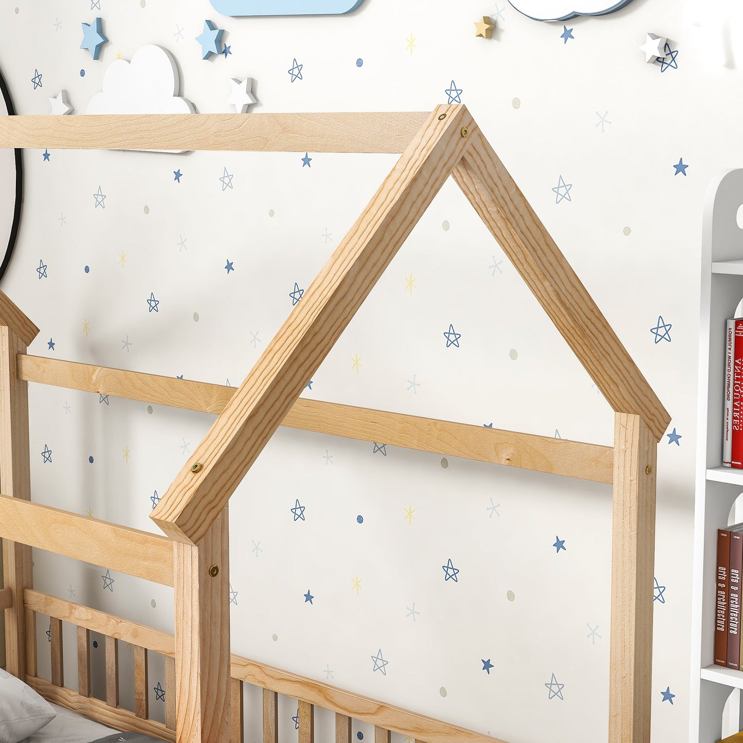 Lit en bois taille twin avec cadre de toit de maison et barrières de sécurité