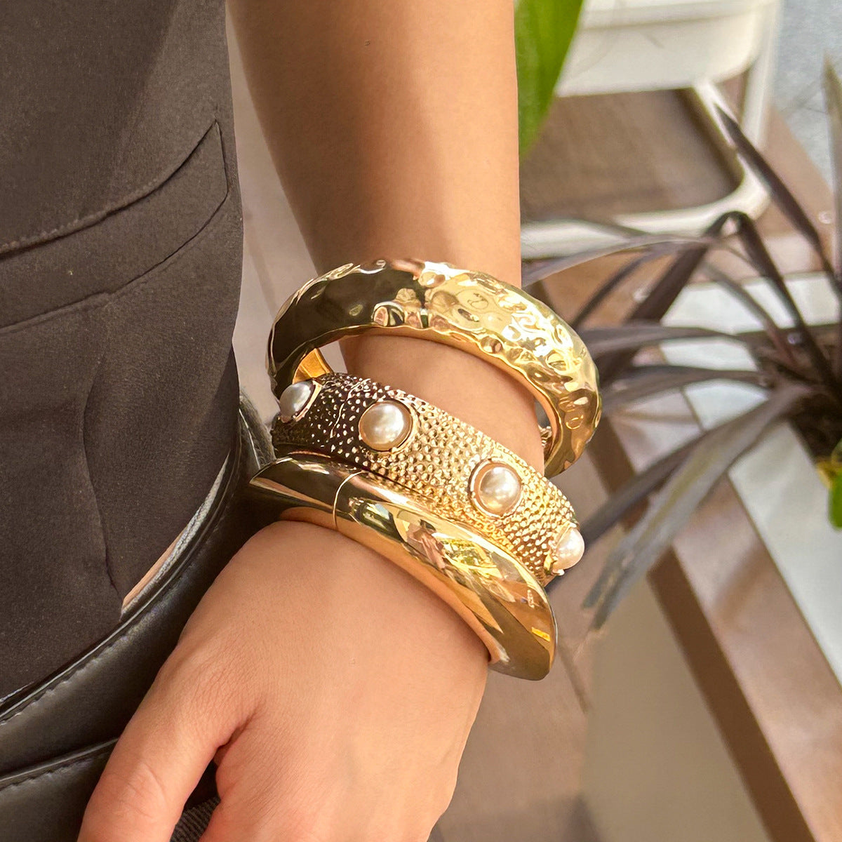 Fashionable pleated concave pearl bracelet with light luxury and metallic feel Bracelet wide face - Korvel