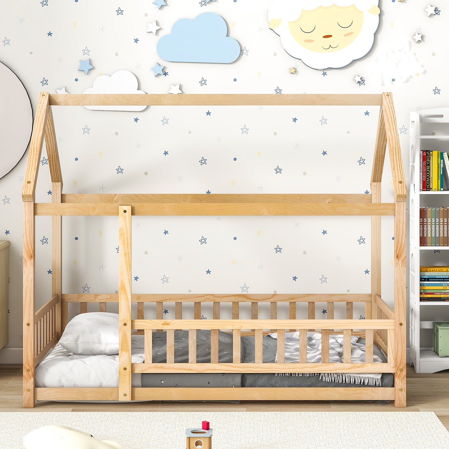 Lit en bois taille twin avec cadre de toit de maison et barrières de sécurité