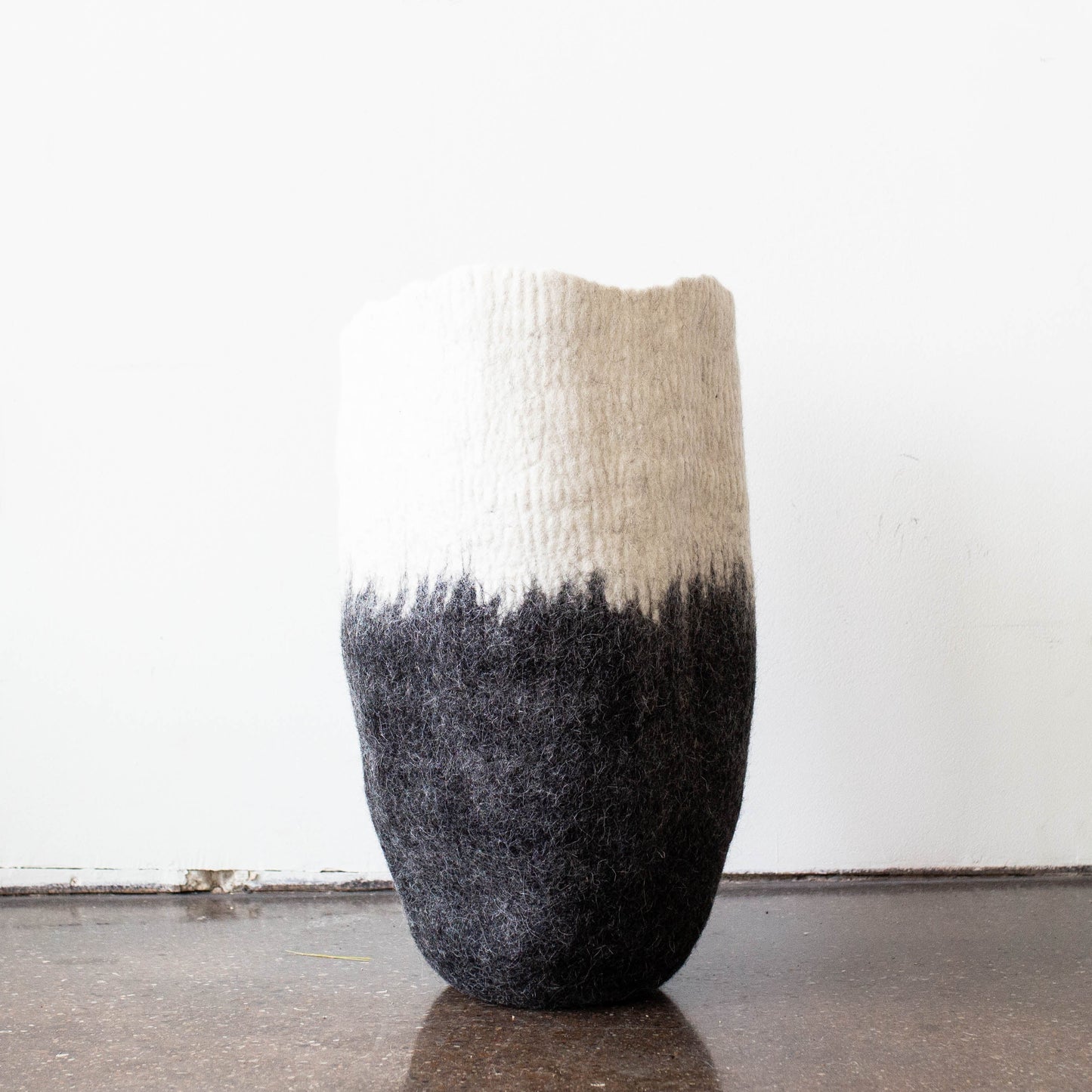 Vase de sol en laine noire et blanche Eclipse