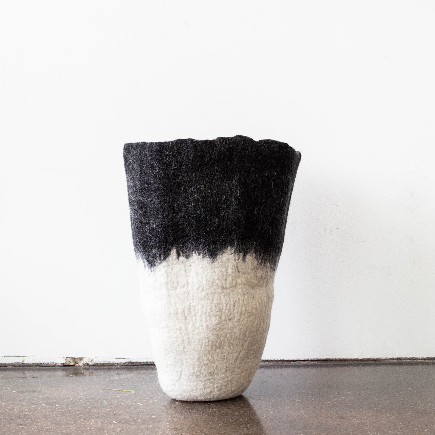 Vase de sol en laine noire et blanche Eclipse