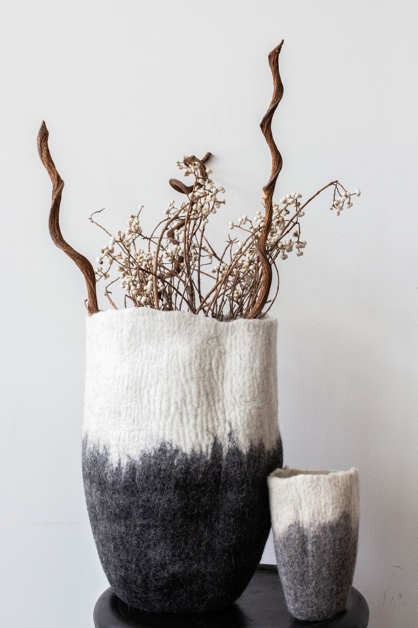 Vase de sol en laine noire et blanche Eclipse