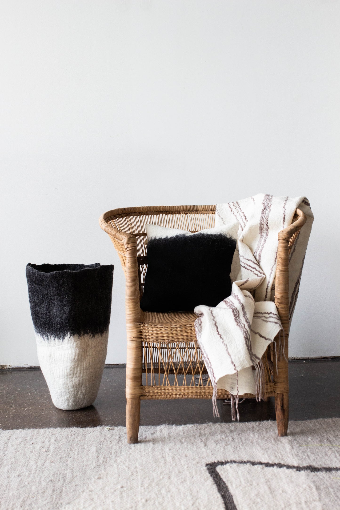 Vase de sol en laine noire et blanche Eclipse