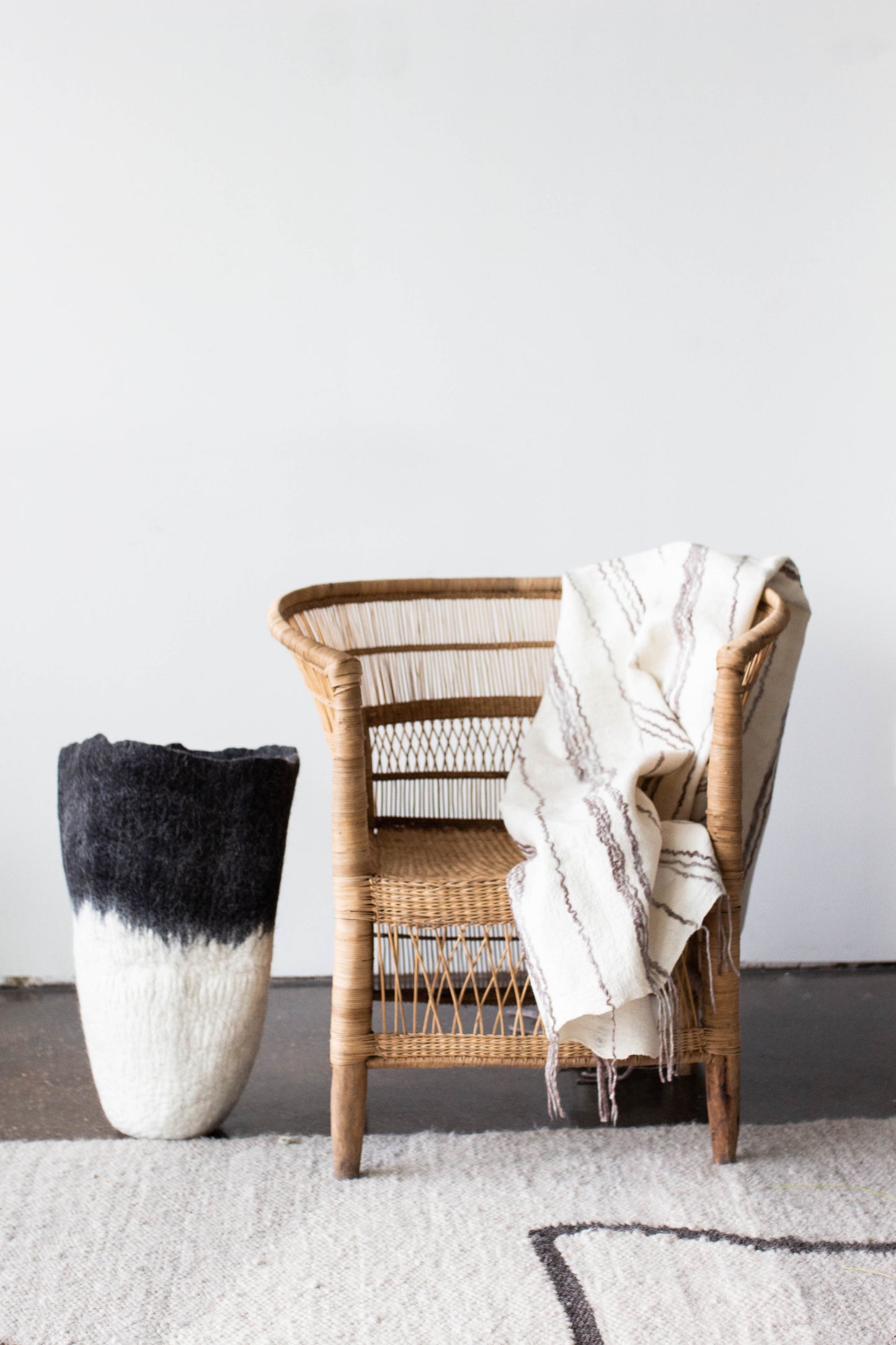Vase de sol en laine noire et blanche Eclipse