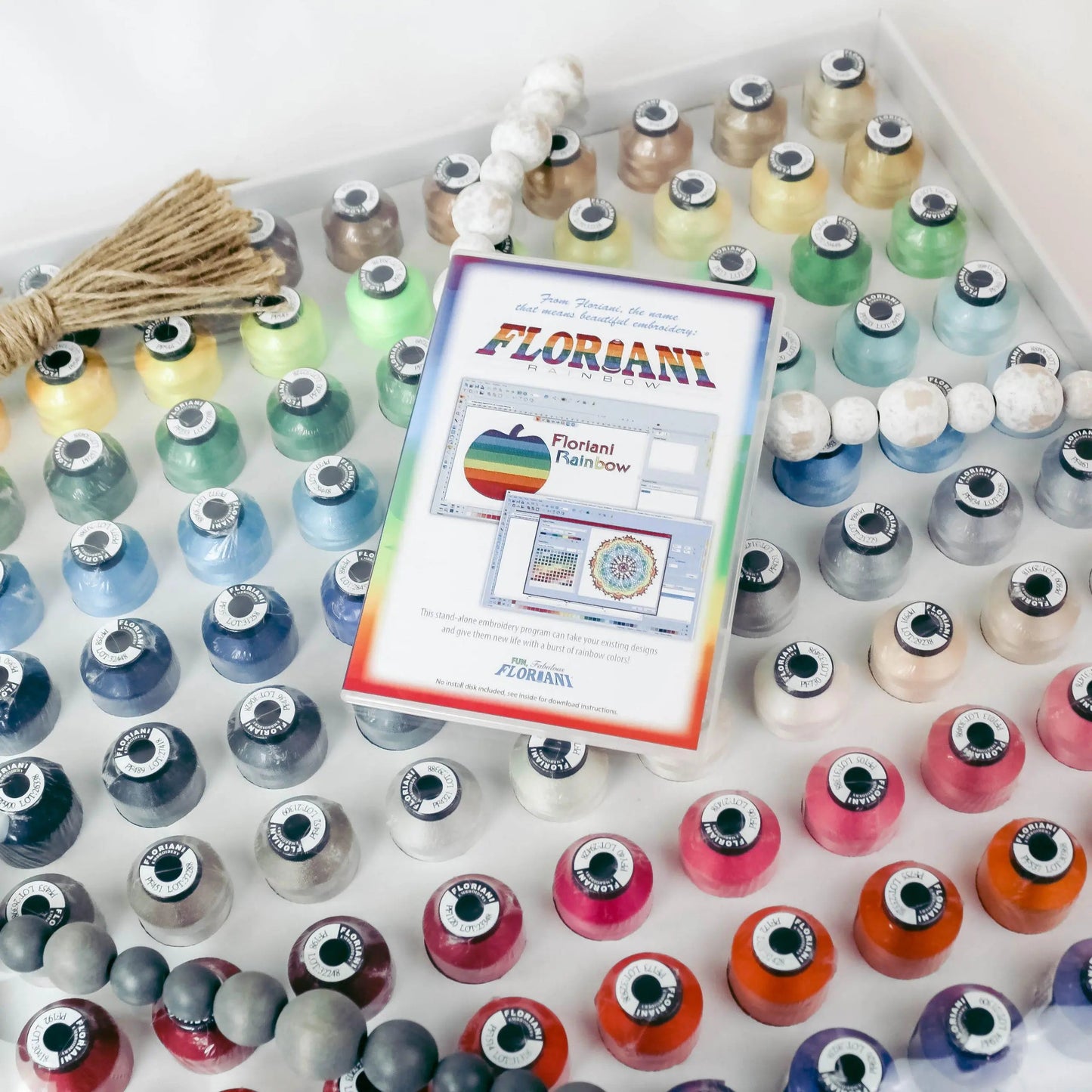 Ensemble de 120 bobines de fil Floriani - Combo Spectrum avec logiciel