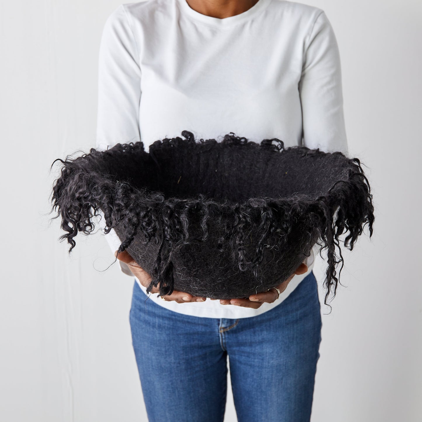 Bol décoratif en laine de Karakul et mohair noir avec franges