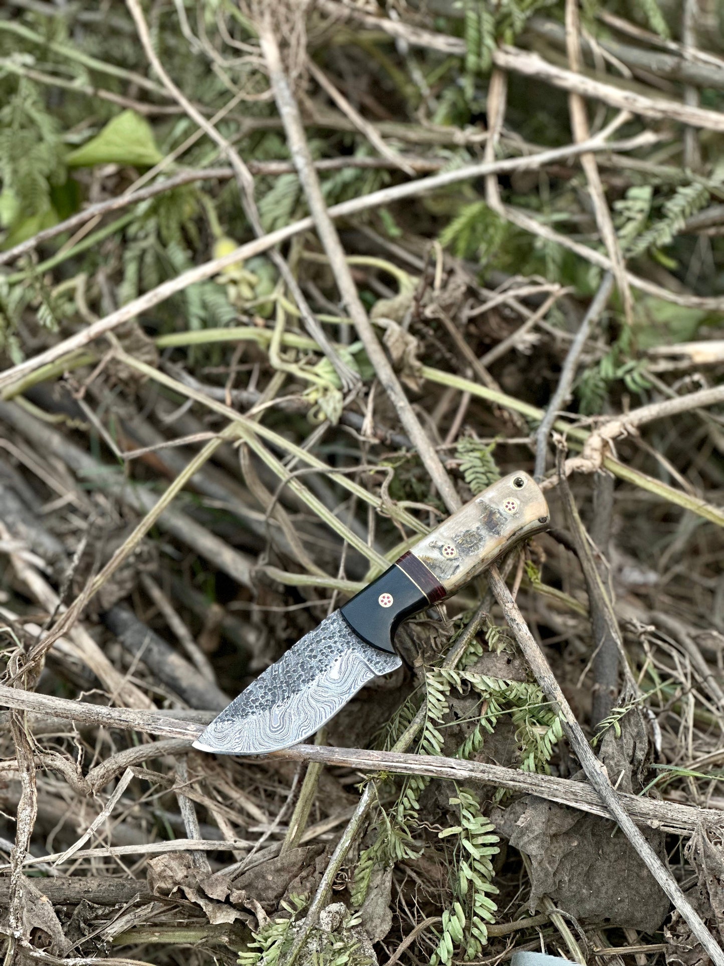 Premium 9" Damascus Steel Hunting Knife with Sheep Horn/Resin Handle & Leather Sheath - Korvel