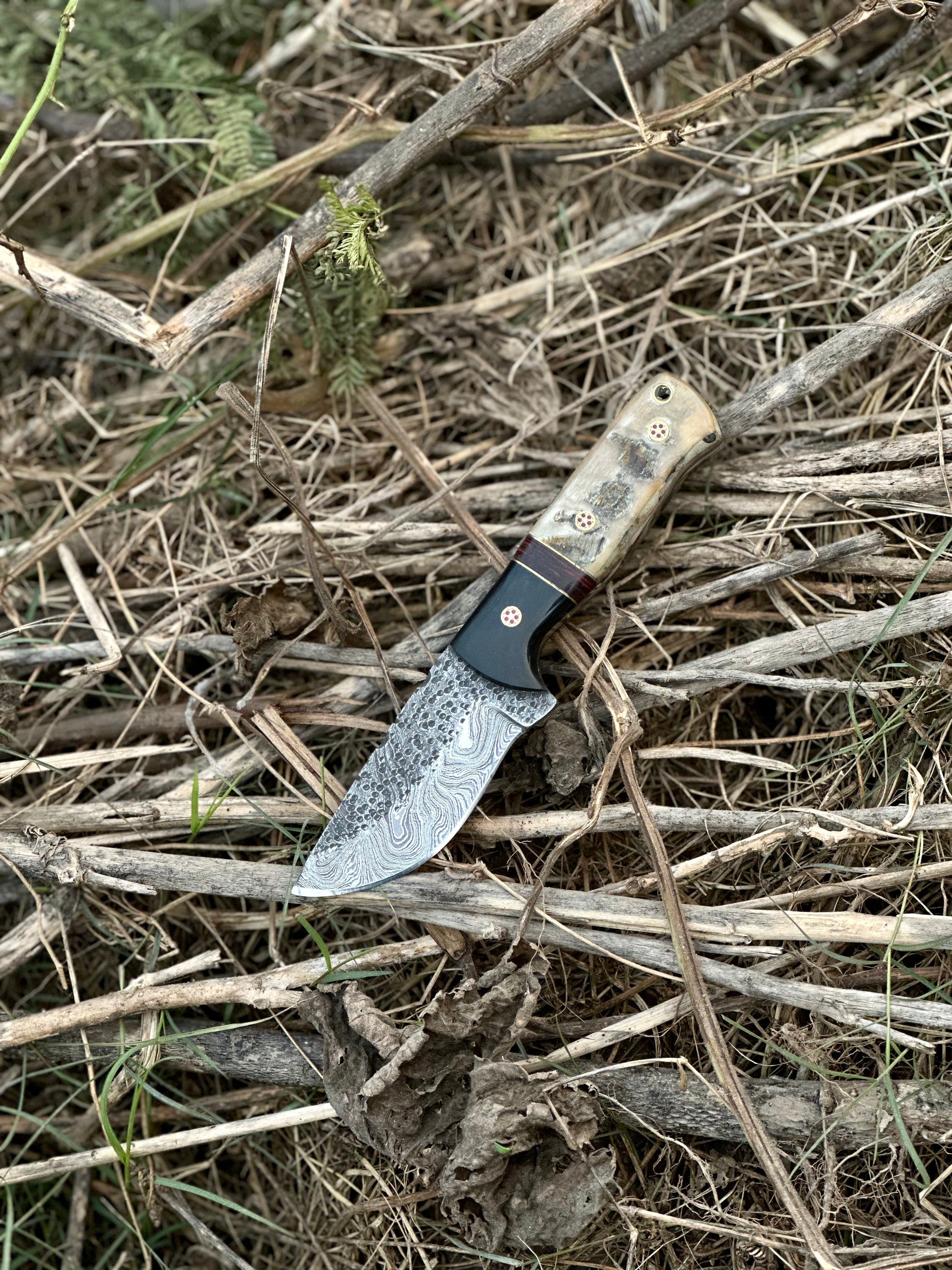 Premium 9" Damascus Steel Hunting Knife with Sheep Horn/Resin Handle & Leather Sheath - Korvel
