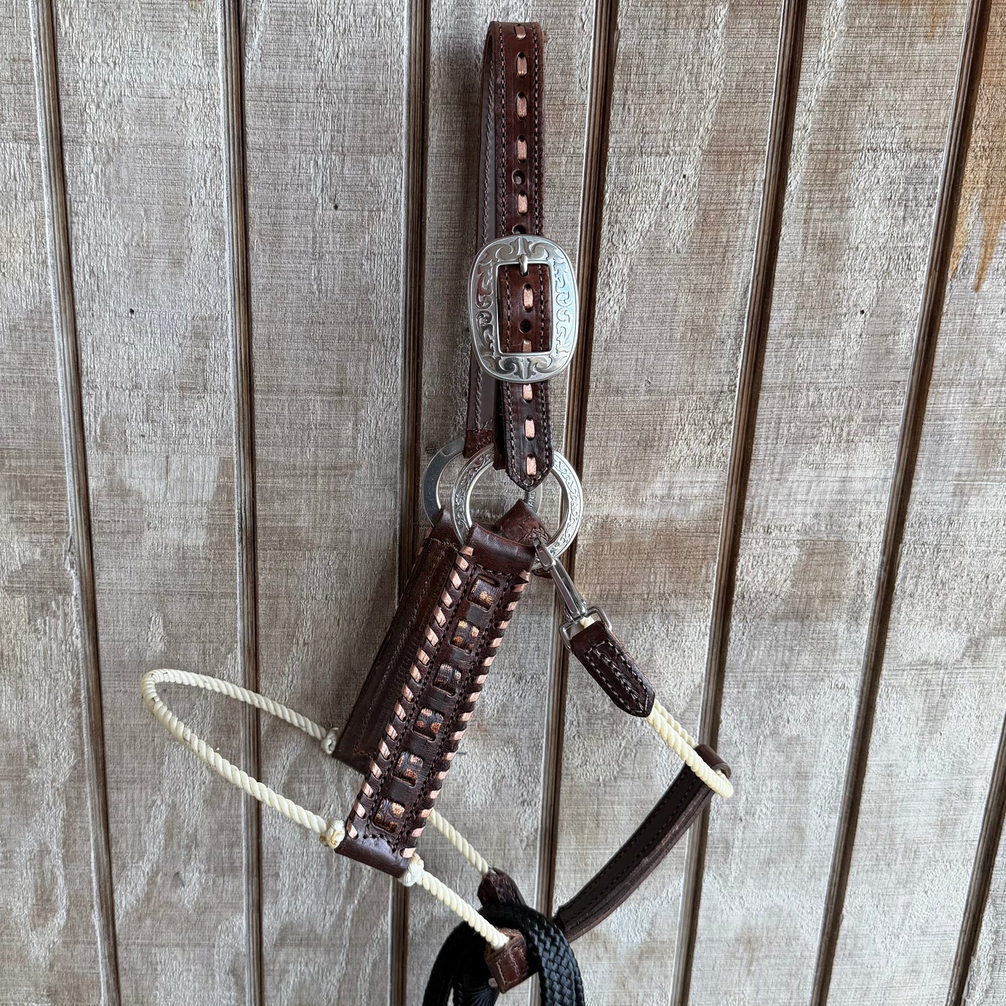 Halter en cuir deluxe avec nez en corde et franges