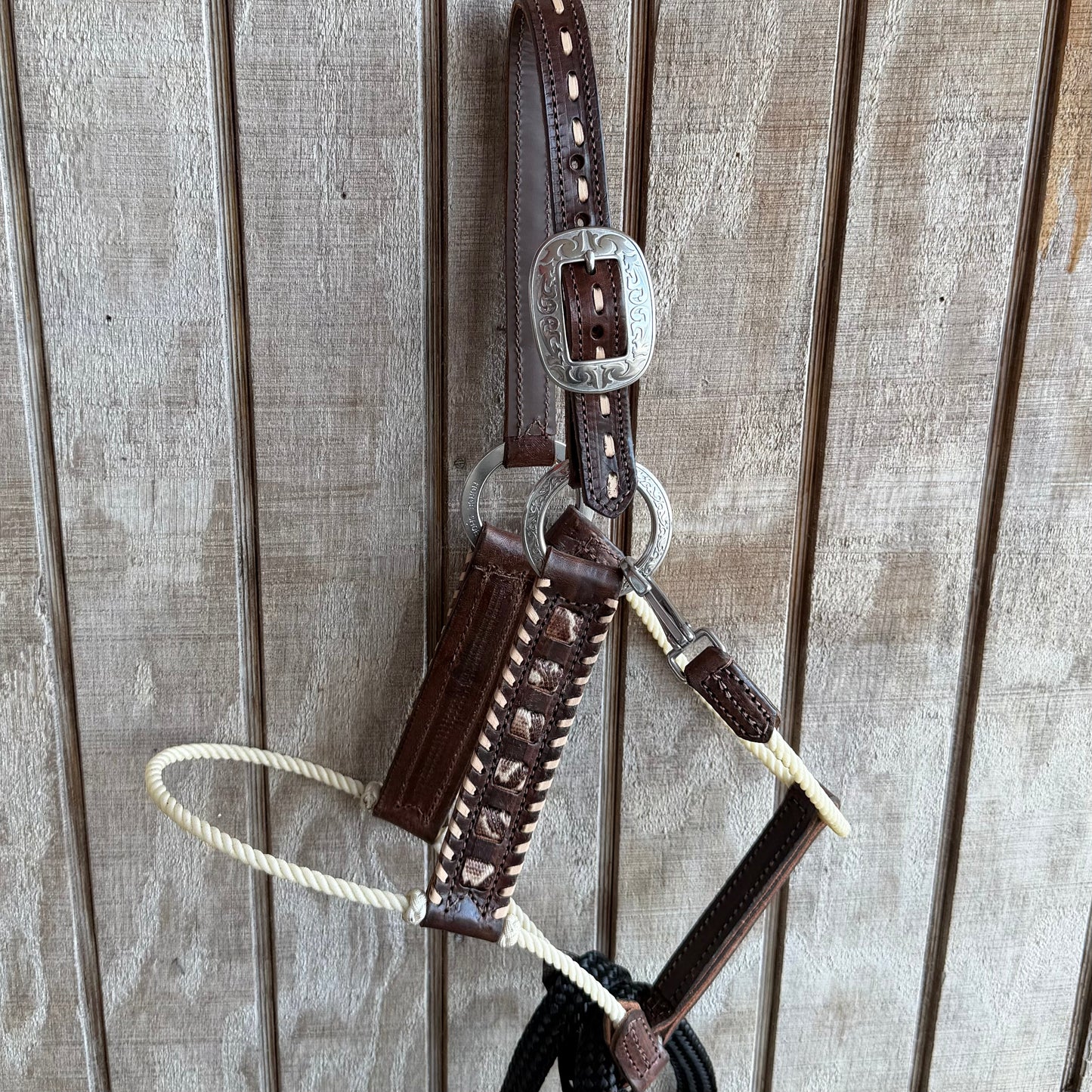 Halter en cuir deluxe avec nez en corde et franges