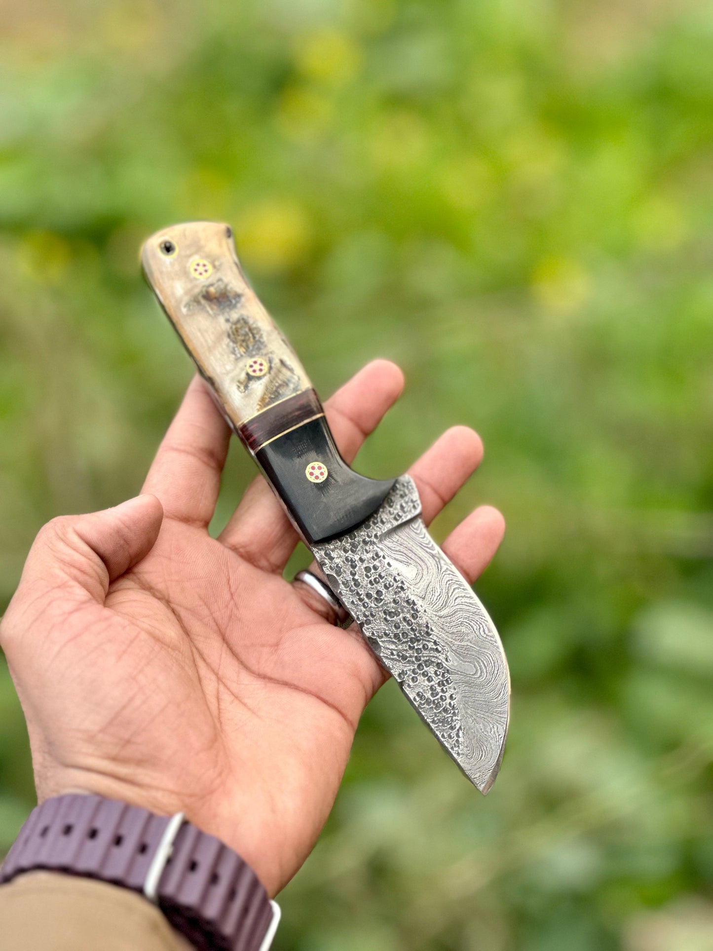 Premium 9" Damascus Steel Hunting Knife with Sheep Horn/Resin Handle & Leather Sheath - Korvel