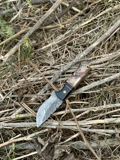 Premium 9" Damascus Steel Hunting Knife with Sheep Horn/Resin Handle & Leather Sheath - Korvel
