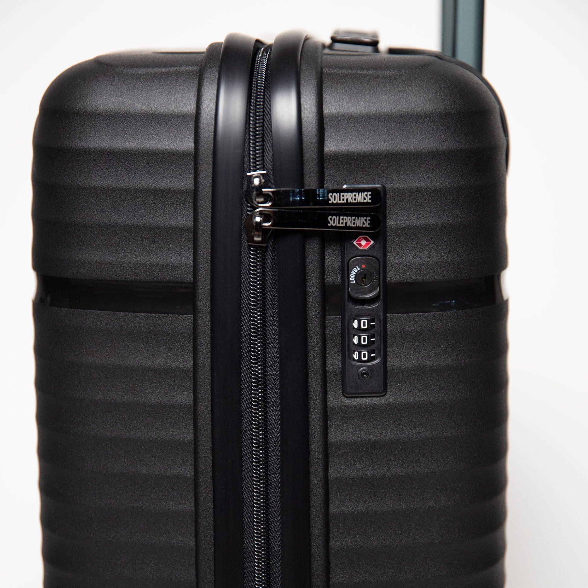 Compact 20-Inch Black Hardcase Roller Luggage with 360-Degree Mobility - Korvel