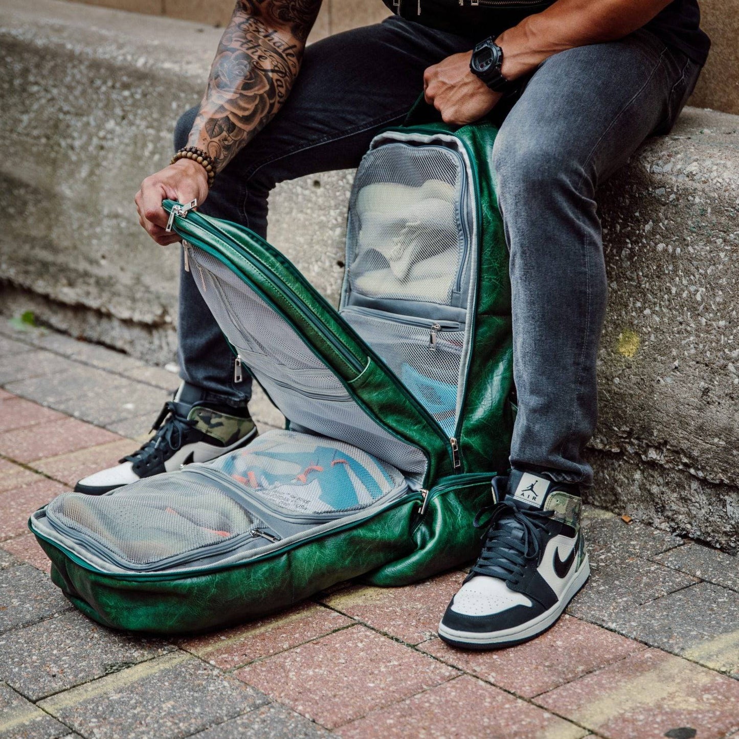 Mochila de mano patentada de cuero verde esmeralda