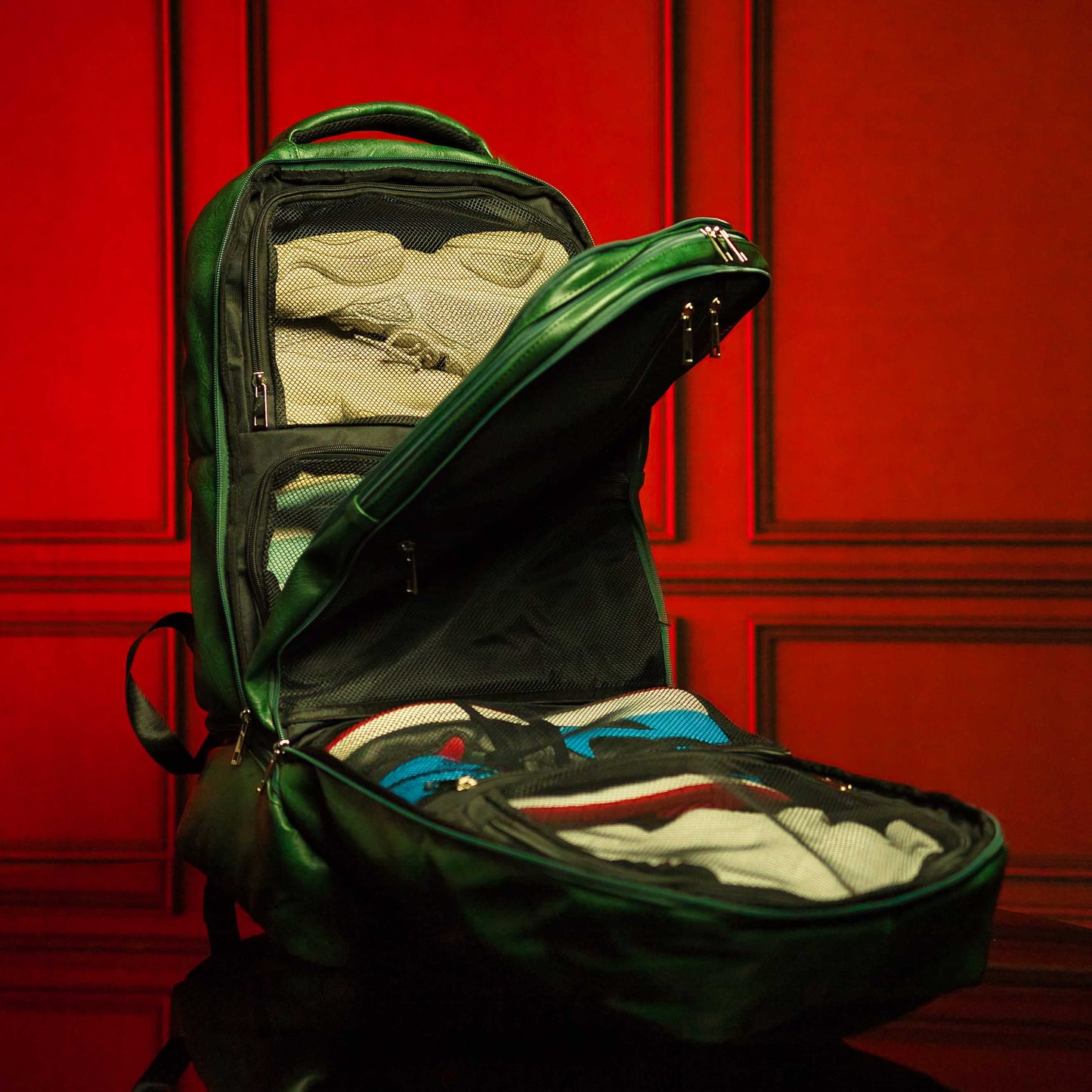 Mochila de mano patentada de cuero verde esmeralda