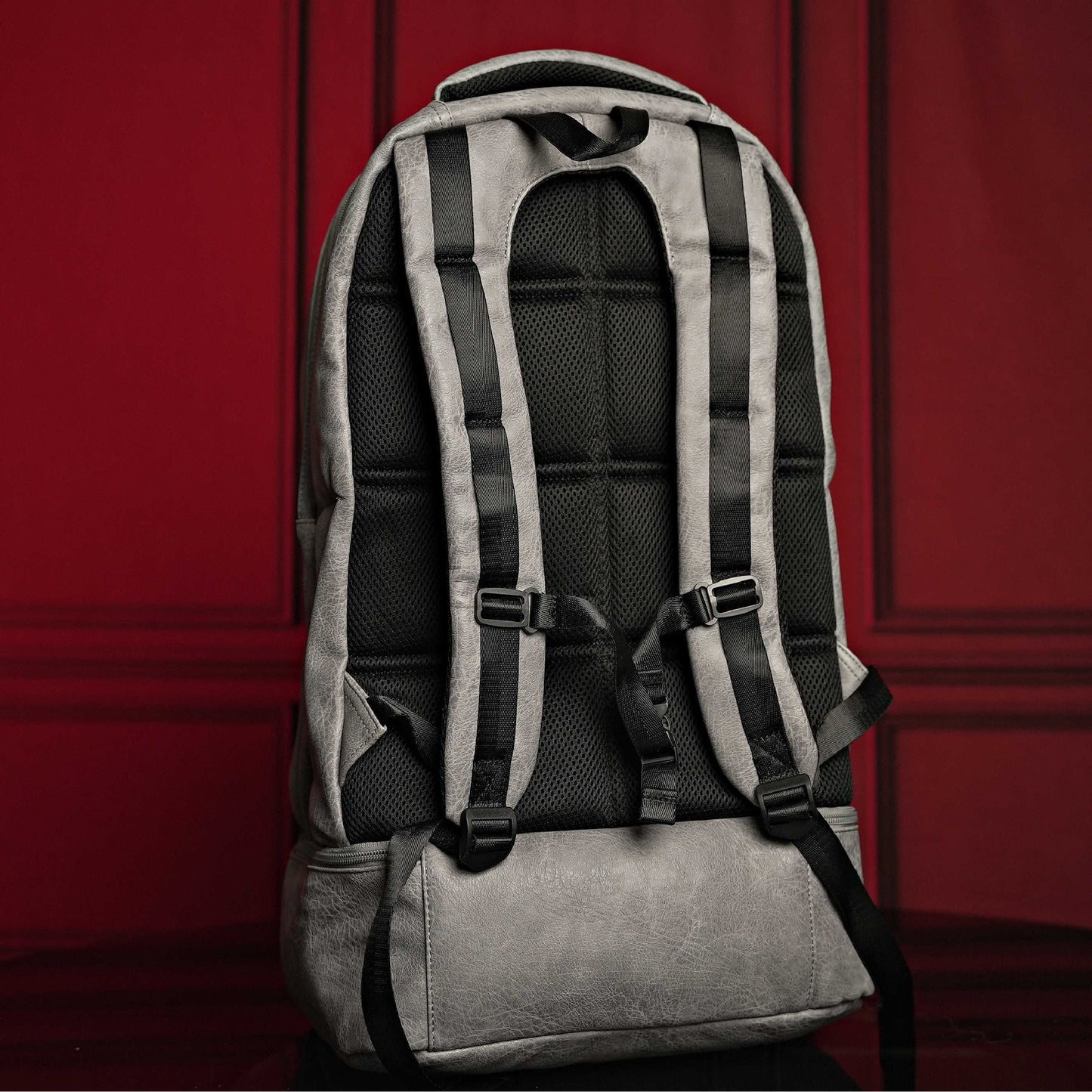 Mochila de viaje elegante de cuero gris con diseño patentado