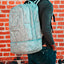 Mochila de viaje elegante de cuero gris con diseño patentado