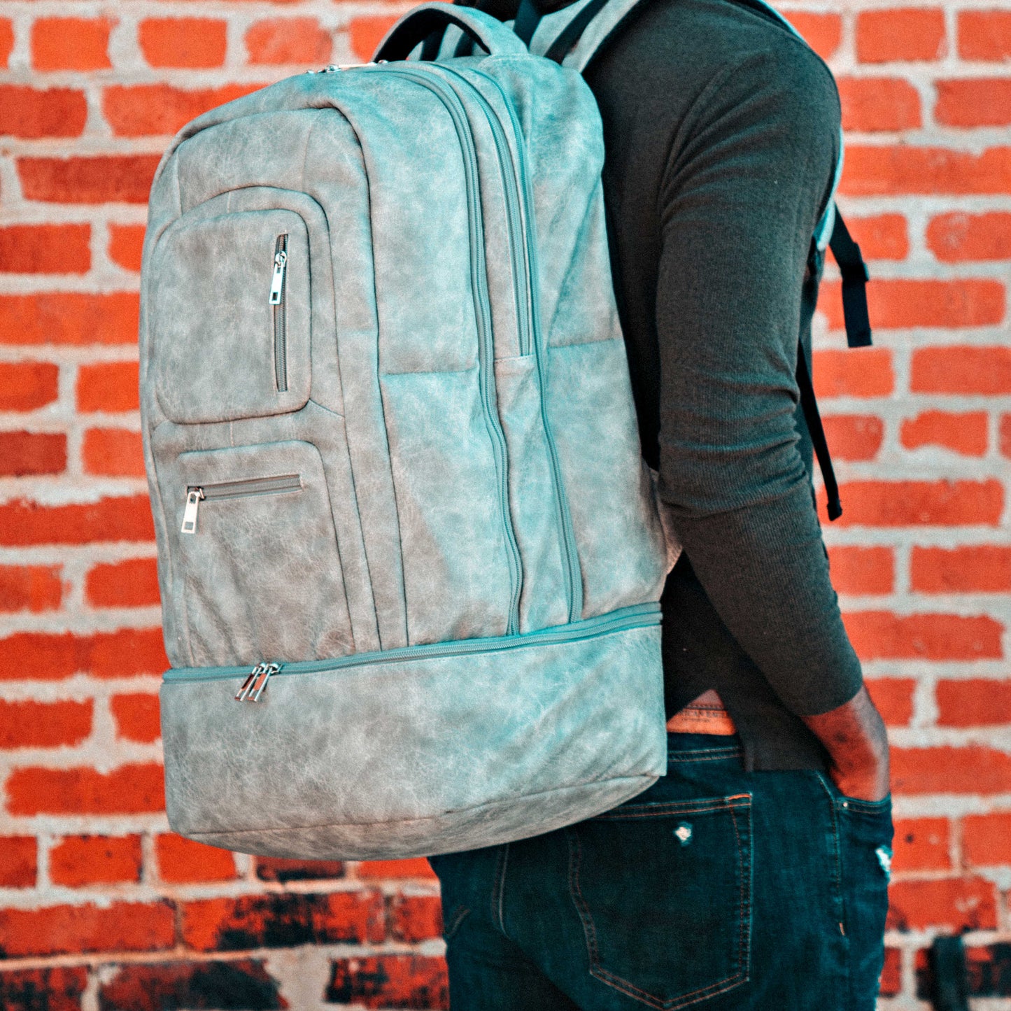 Mochila de viaje elegante de cuero gris con diseño patentado