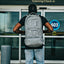 Mochila de mano patentada de cuero gris