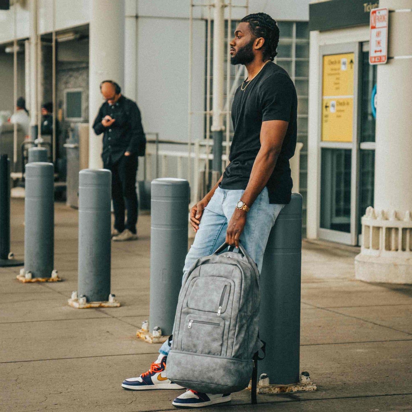 Mochila de viaje elegante de cuero gris con diseño patentado