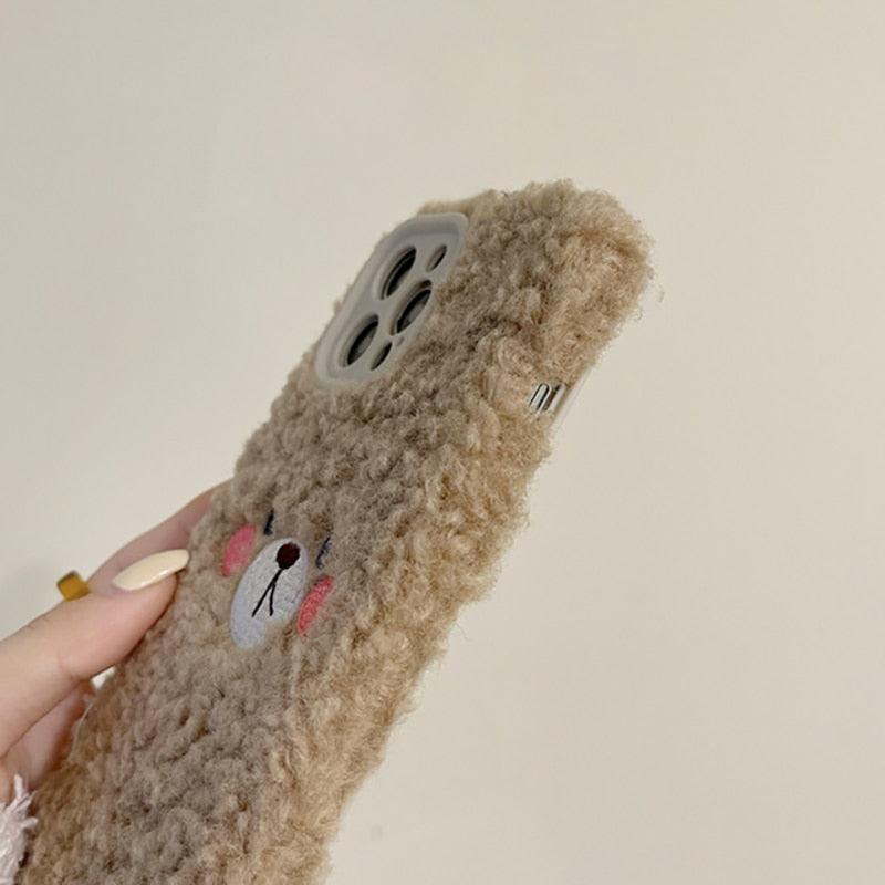 Funda de teléfono de oso marrón peludo y lindo para modelos de iPhone