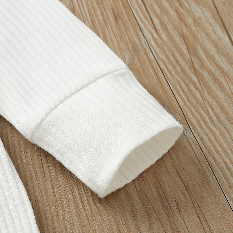 Mono de bebé recién nacido elegante para todas las estaciones