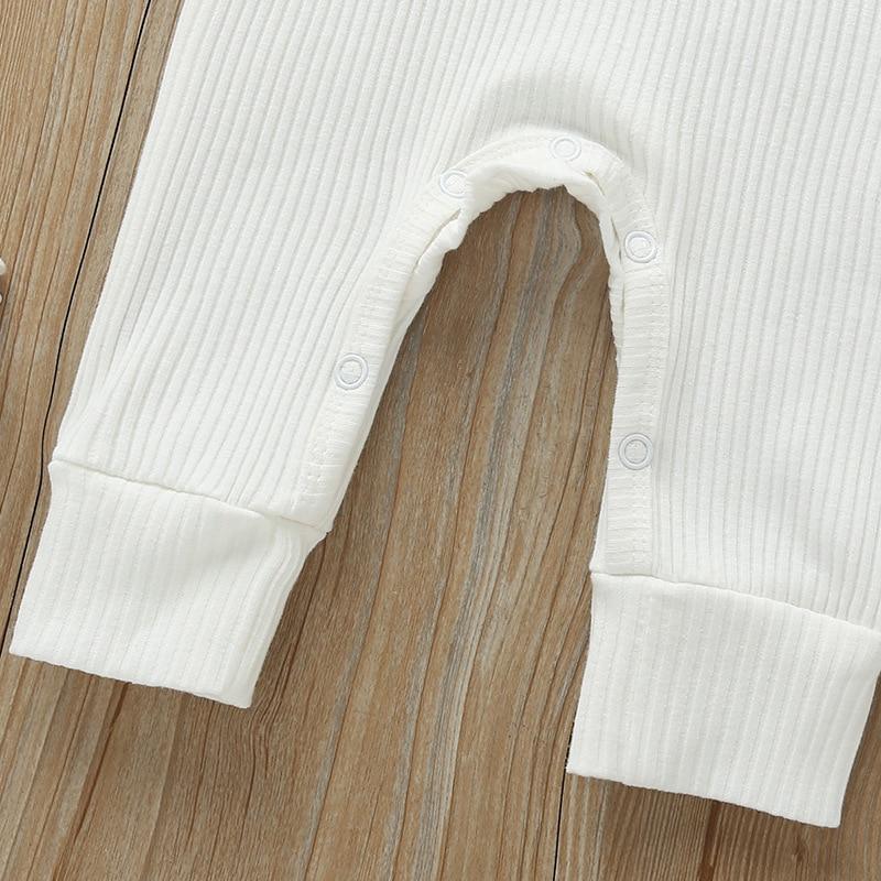 Mono de bebé recién nacido elegante para todas las estaciones