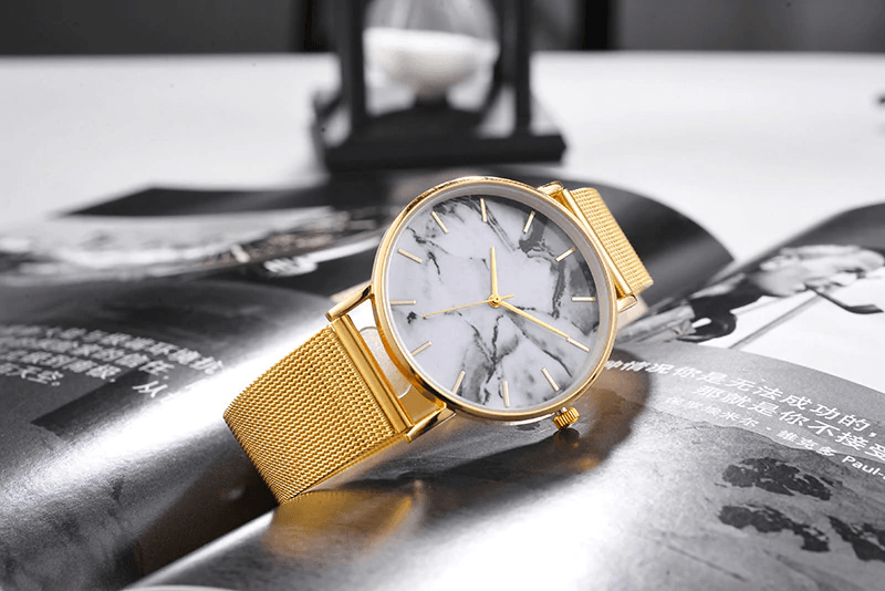 Montre de poignet pour femmes en marbre rose doré de luxe