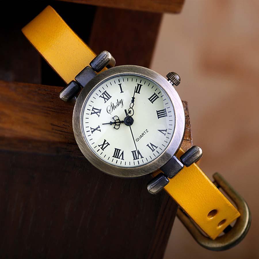 Montre en cuir vintage pour femmes avec cadran noir