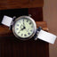 Montre en cuir vintage pour femmes avec cadran noir