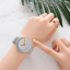 Montre à Quartz Contrastée Grise Moderne pour Femmes et Hommes