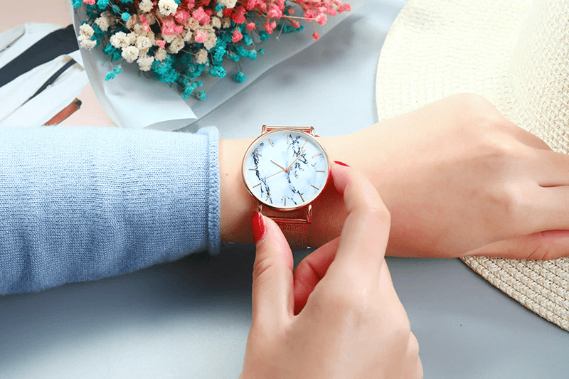 Montre de poignet pour femmes en marbre rose doré de luxe