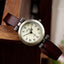 Montre en cuir vintage pour femmes avec cadran noir